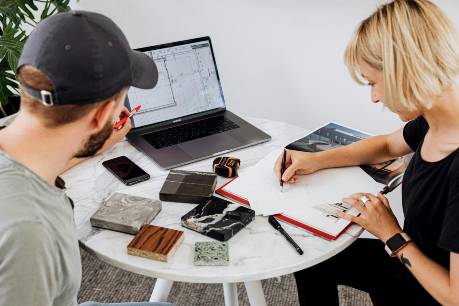 Zeichenkurs Arbeitsplatz mit professioneller Ausstattung und Kunstmaterialien